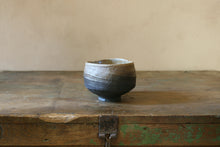Load image into Gallery viewer, Smoky Pearl handbuilt bowl