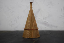 Load image into Gallery viewer, Oak ring box with pear wood collar