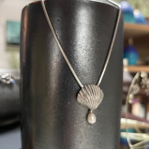 Silver cockle shell / pearl