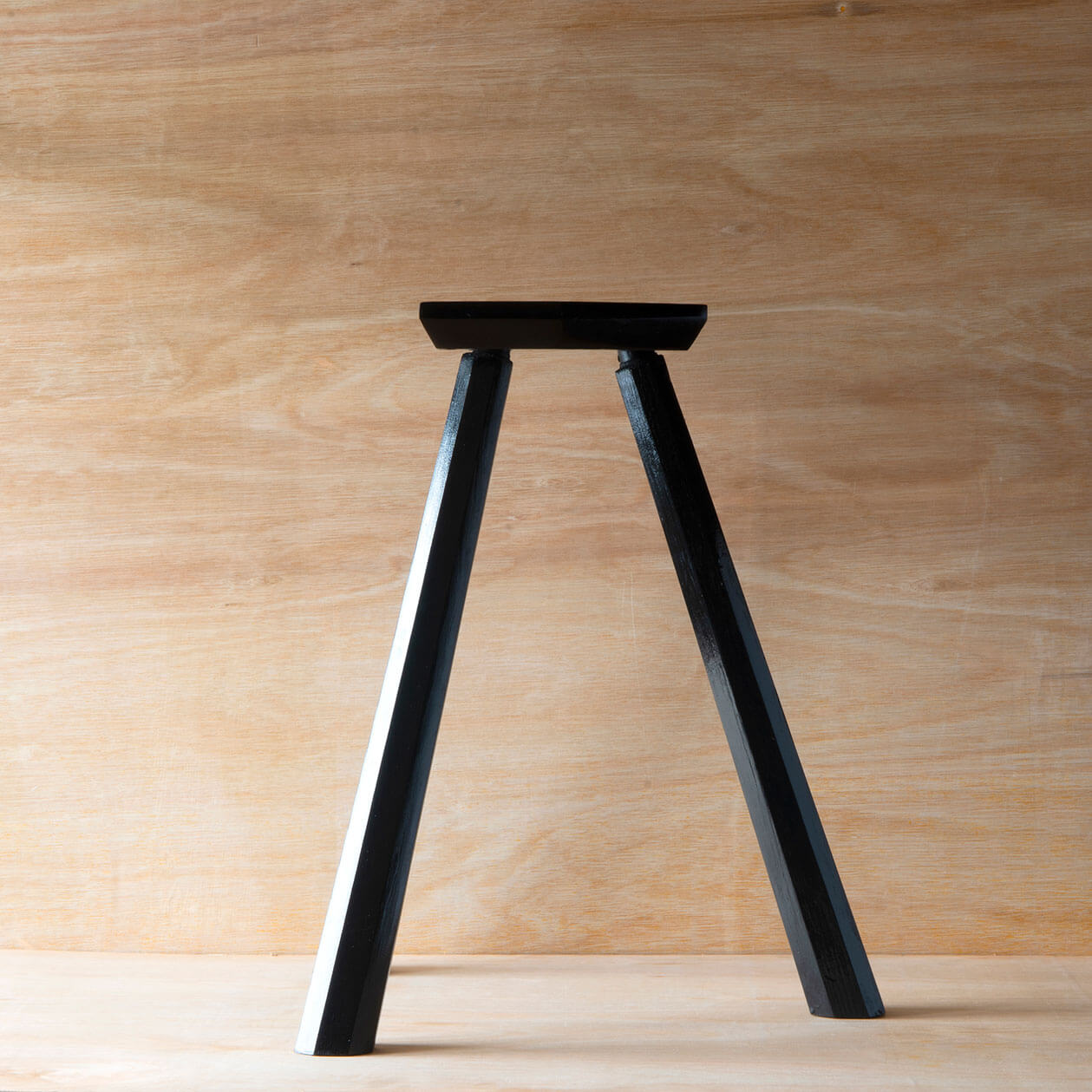 Black stool in pine 01
